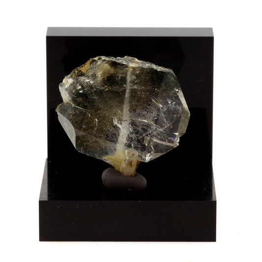 Quartz à Ame (faden quartz) + Chlorite. 51.1 carats, Vaujany, Isère, France