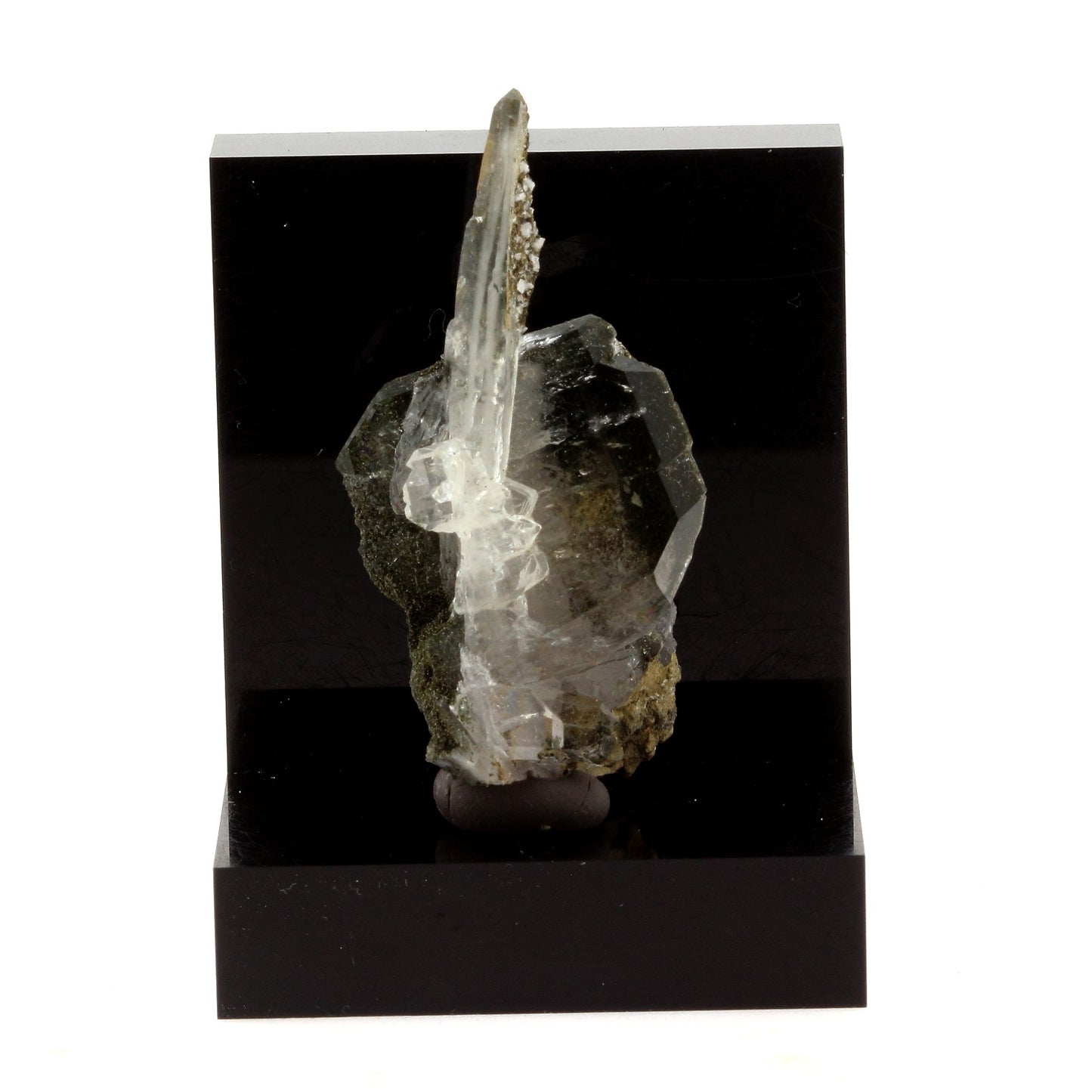 Quartz à Ame (faden quartz) + Chlorite. 47.9 carats, Vaujany, Isère, France