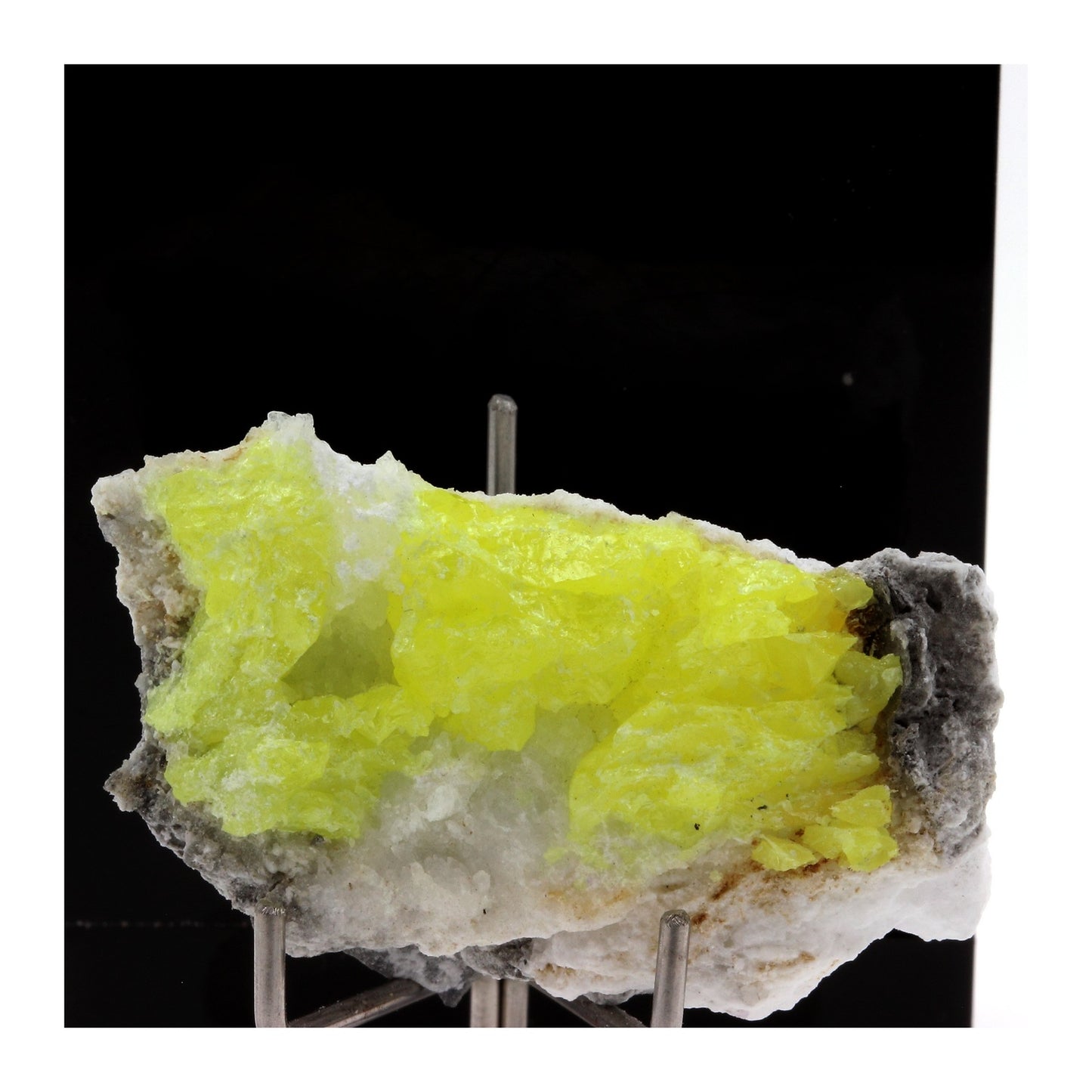 Soufre + Gypse. 141.5 carats. Vallée de la Maurienne, Savoie, Auvergne-Rhône-Alpes, France