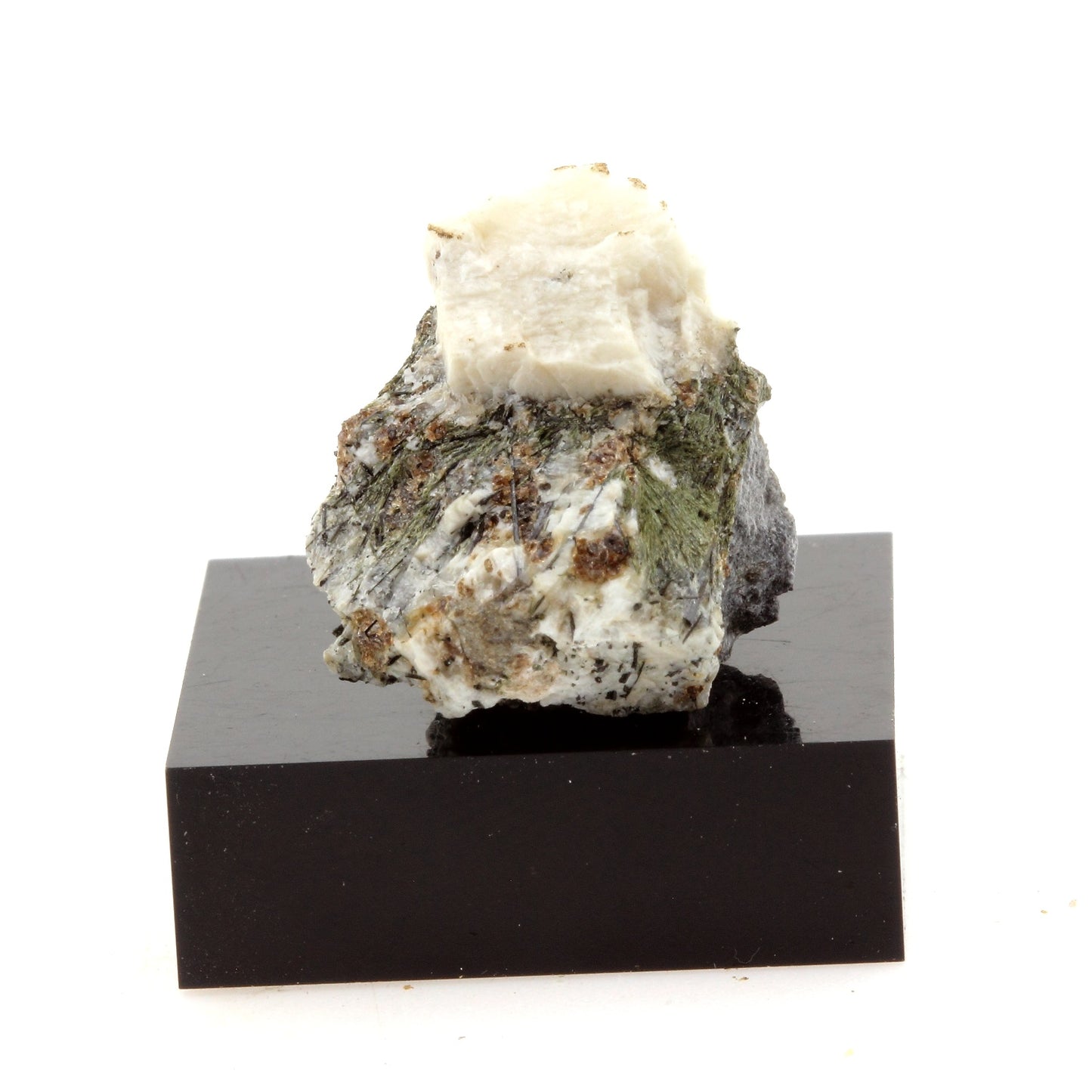 Aegirine en provenance de Mont Saint-Hilaire, Quebec, Canada