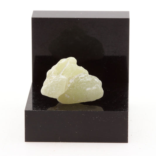 Calcite. 14.5 carats. Wakefield, Québec, Canada