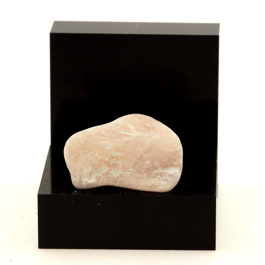 Calcite. 14.2 carats. Grenville, Québec, Canada