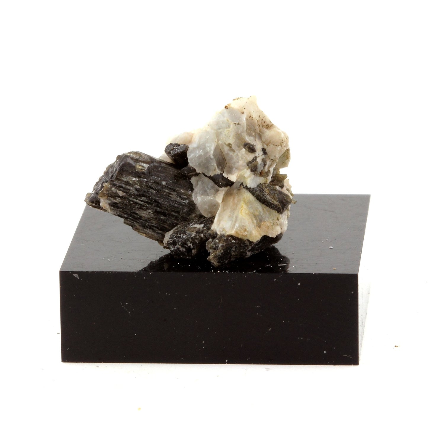 Fluoro-richterite, 18.7 carats, Wilberforce, Ontario, Canada