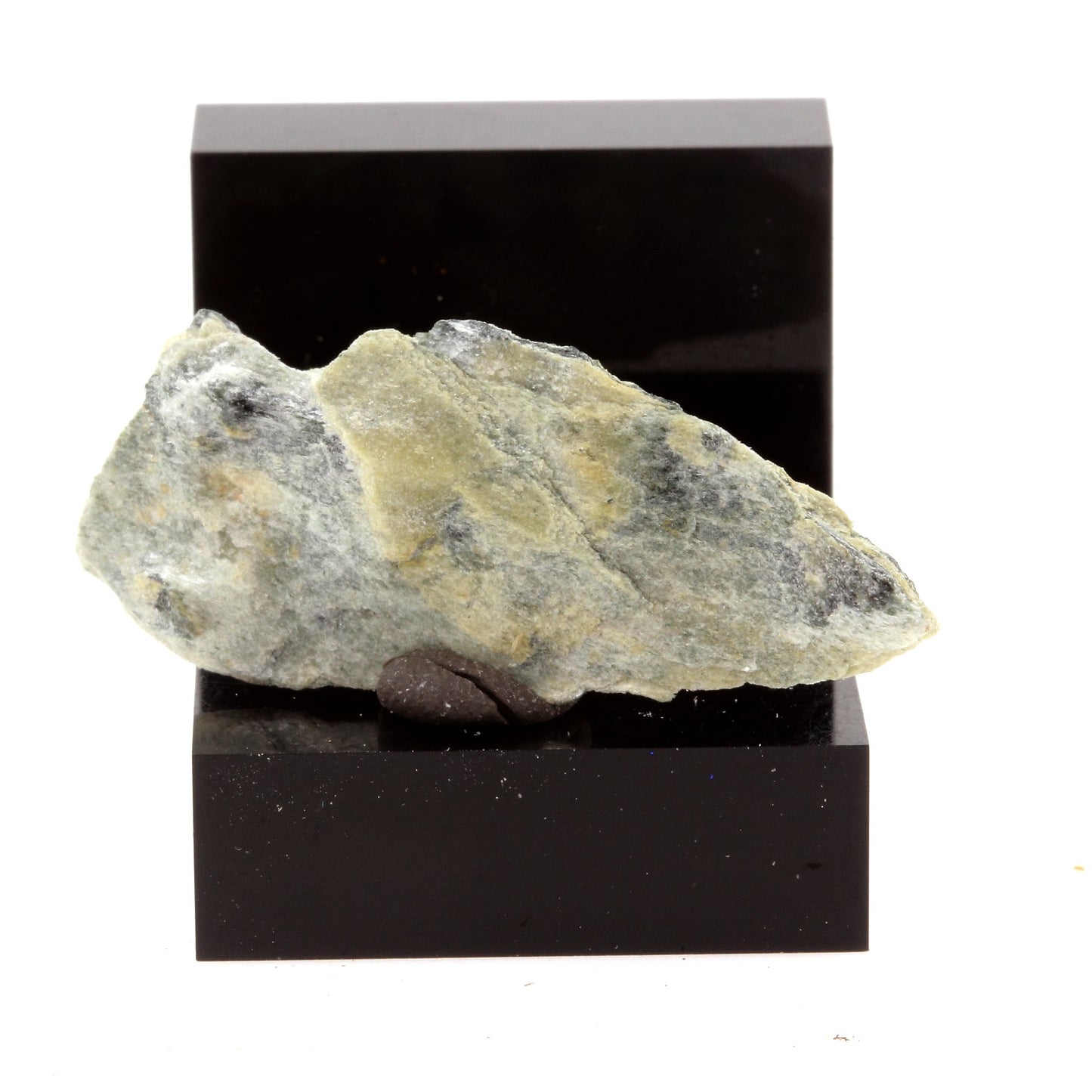 Chromitite. 16.1 carats. Estrie, Québec, Canada