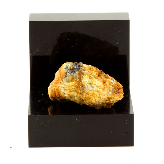 Carpholite. 24.9 carats. Montauban, Québec, Canada