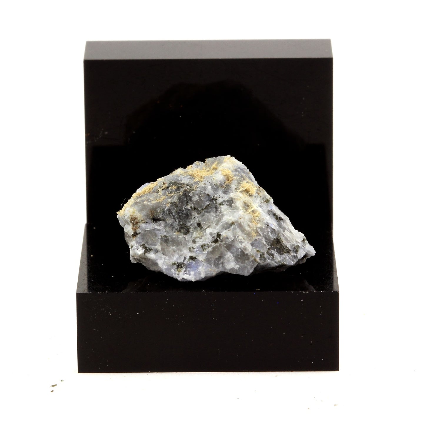 Dumortierite, 16.0 carats, Mont Saint-Hilaire, Québec, Canada