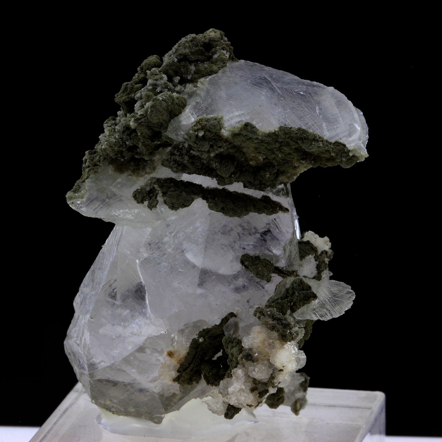 Calcite. 283.5 carats. Nikolaevskiy Mine, Dal'negorsk, Russie