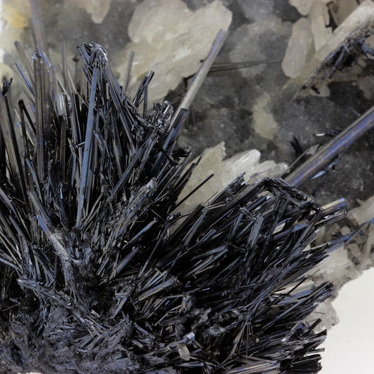 Stibnite + Baryte. 2680.0 carats. En provenance de Wuning Mine, Qingjiang, Wuning Co., Jiujiang, Jiangxi, Chine