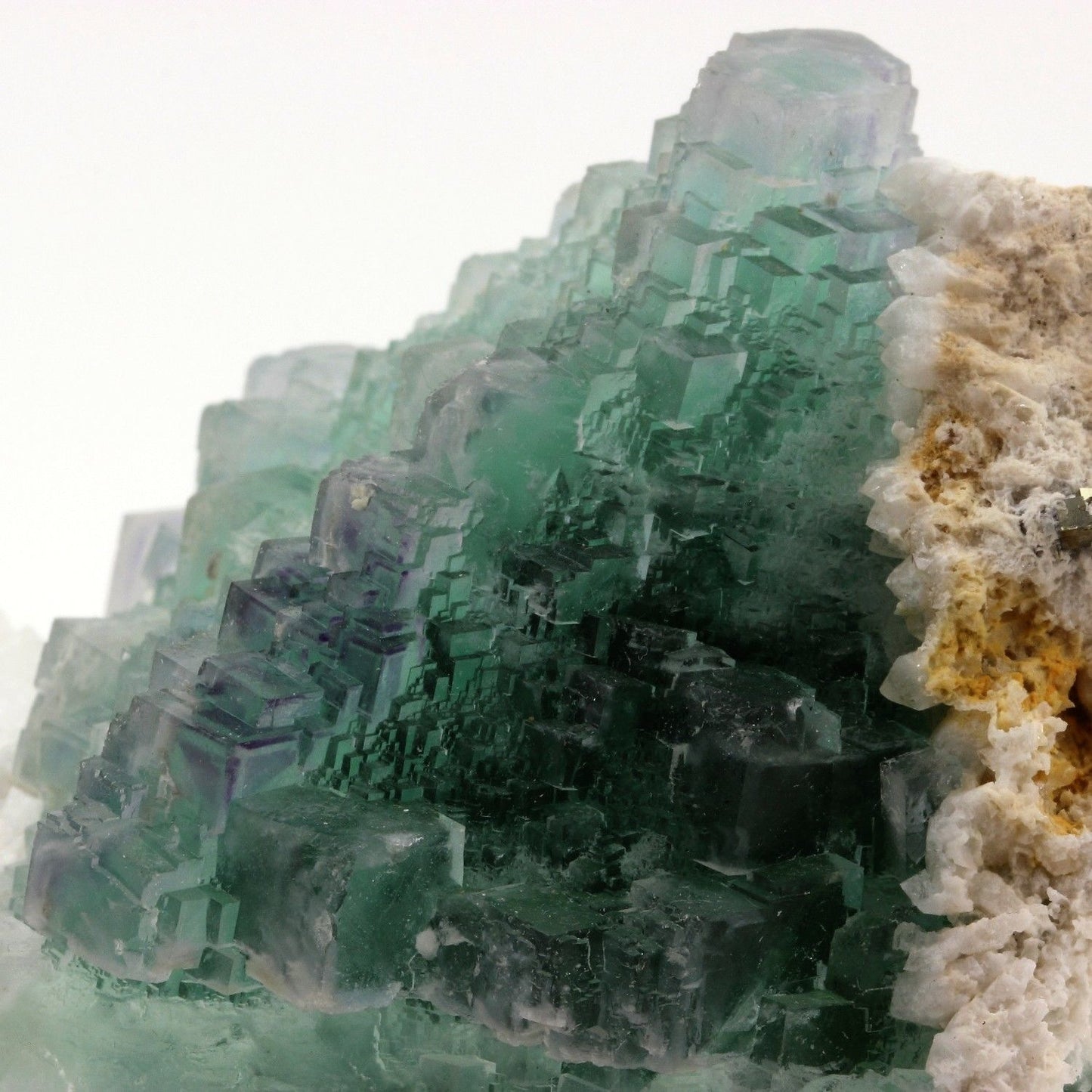 Fluorite + Pyrite. 3225.0 carats. Wuyi fluorite ore field, Zhejiang, Chine