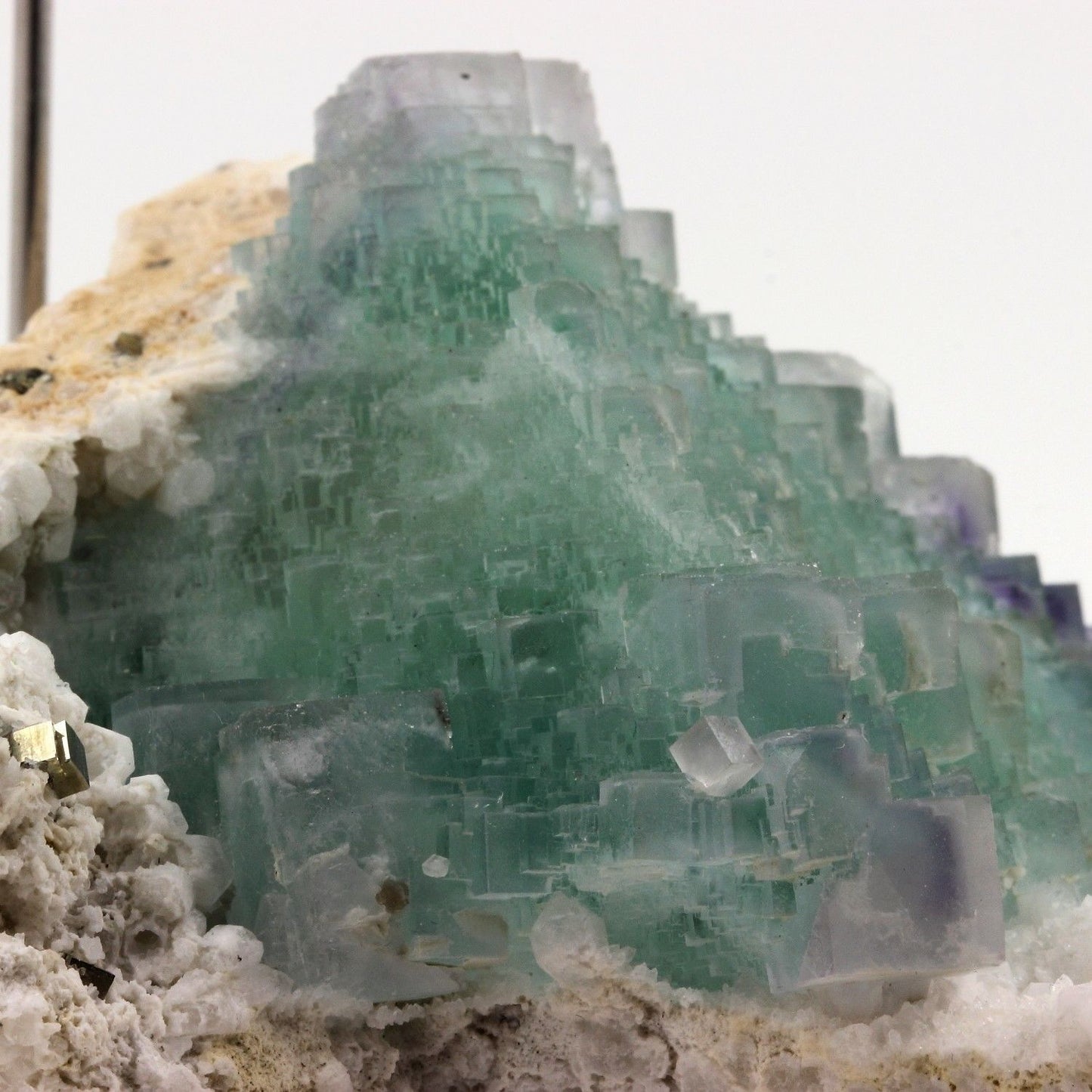 Fluorite + Pyrite. 3225.0 carats. Wuyi fluorite ore field, Zhejiang, Chine
