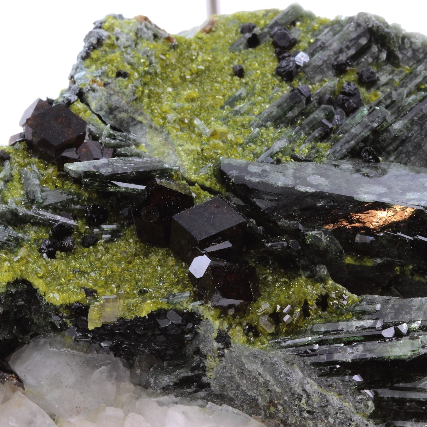 Andradite, Diopside, Epidote, Calcite. 2910.1 carats. En provenance de Khogyani District, Nangarhar Province, Afghanistan