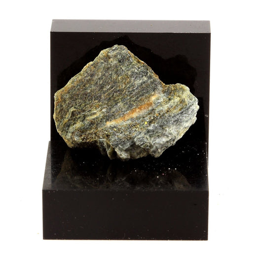 Actinolite + Pyrite mineral. 33.20 carats. En provenance de Marmora, Ontario, Canada.