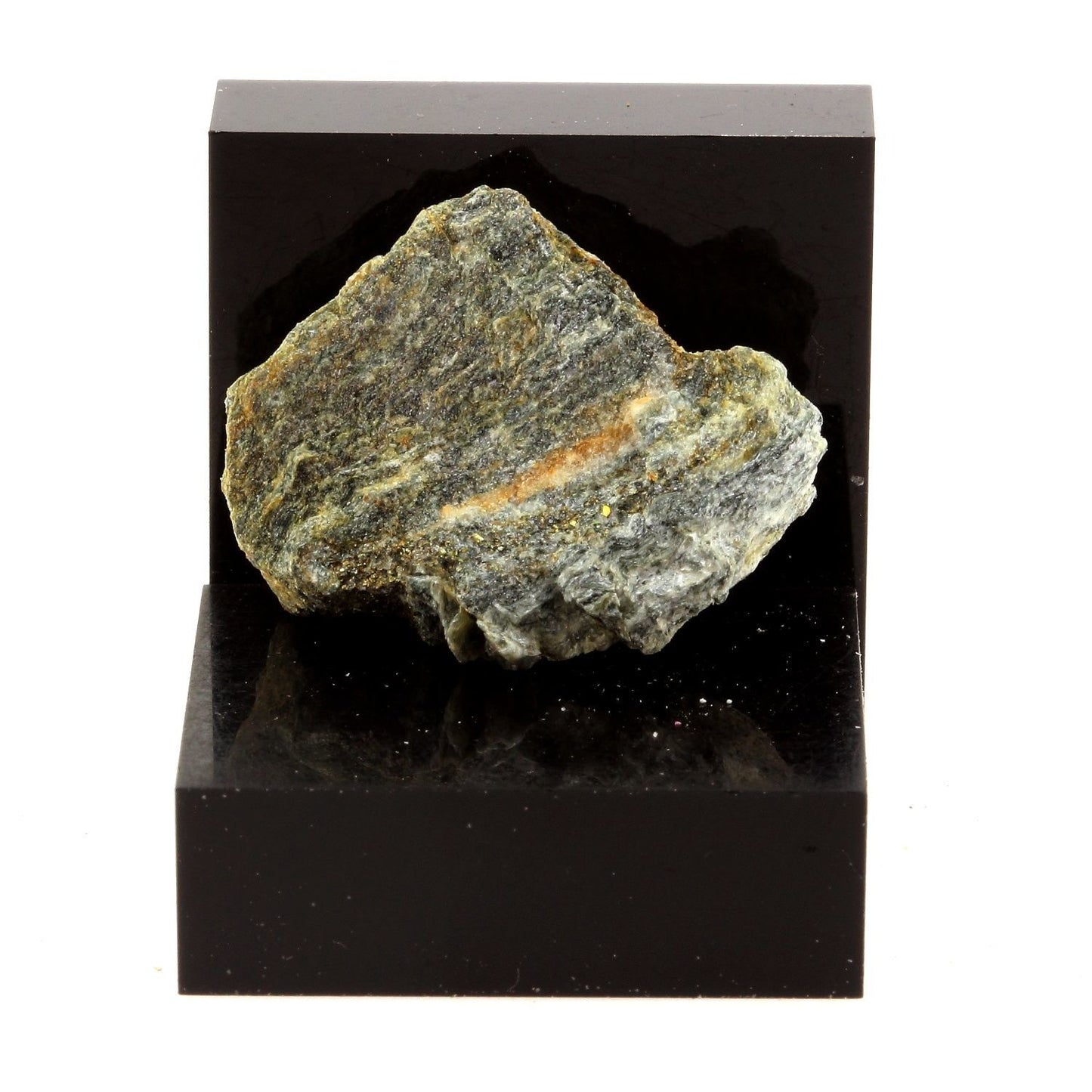 Actinolite + Pyrite mineral. 33.20 carats. En provenance de Marmora, Ontario, Canada.