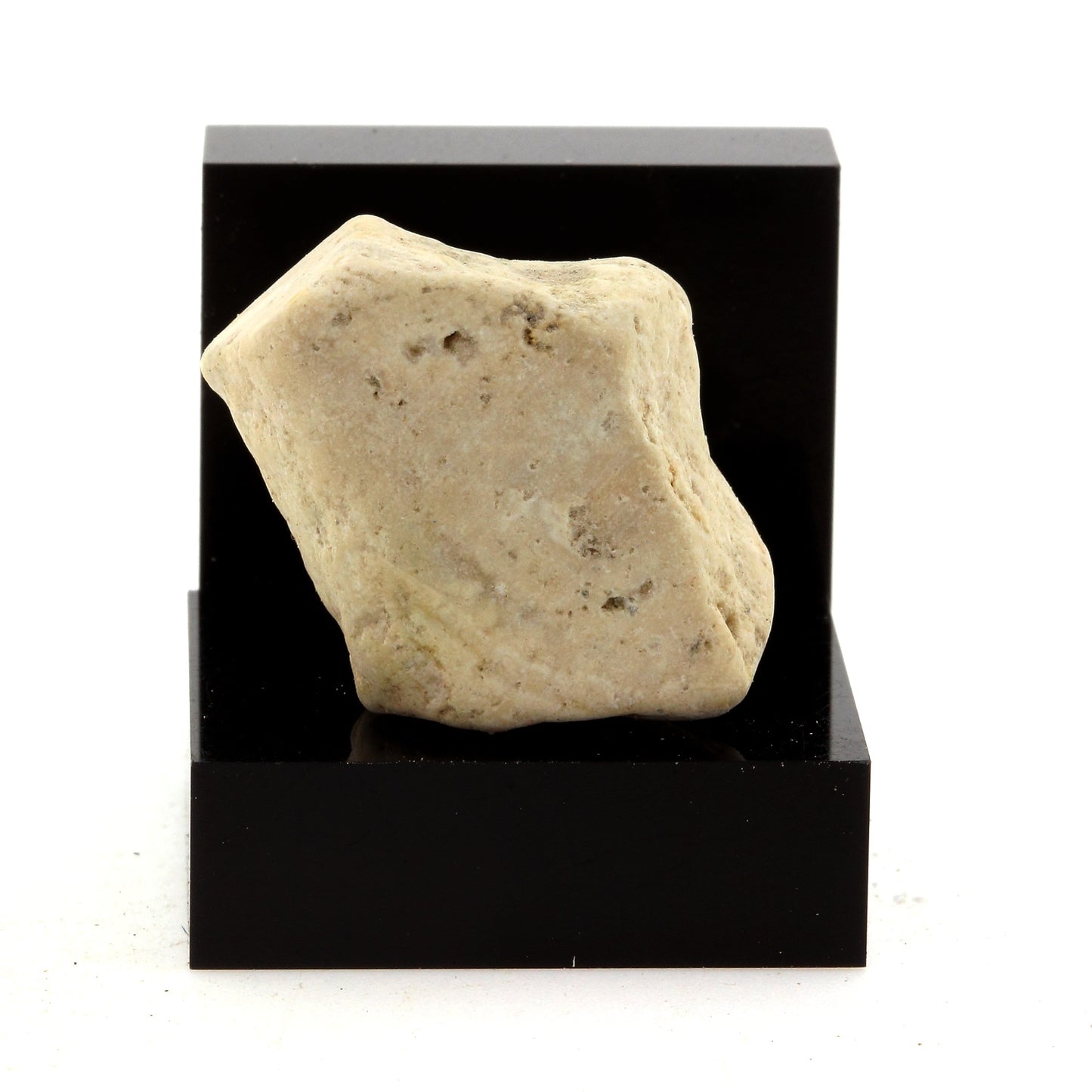 Siena Limestone. 51.97 carats. Italie