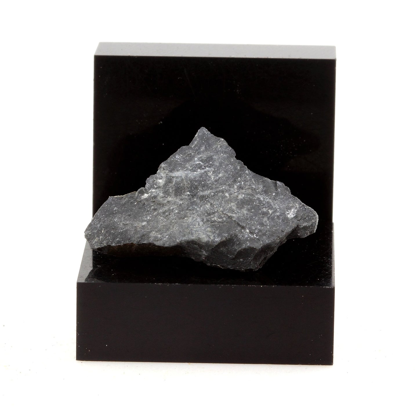 Chert. 20.24 carats. Grenville, Québec, Canada