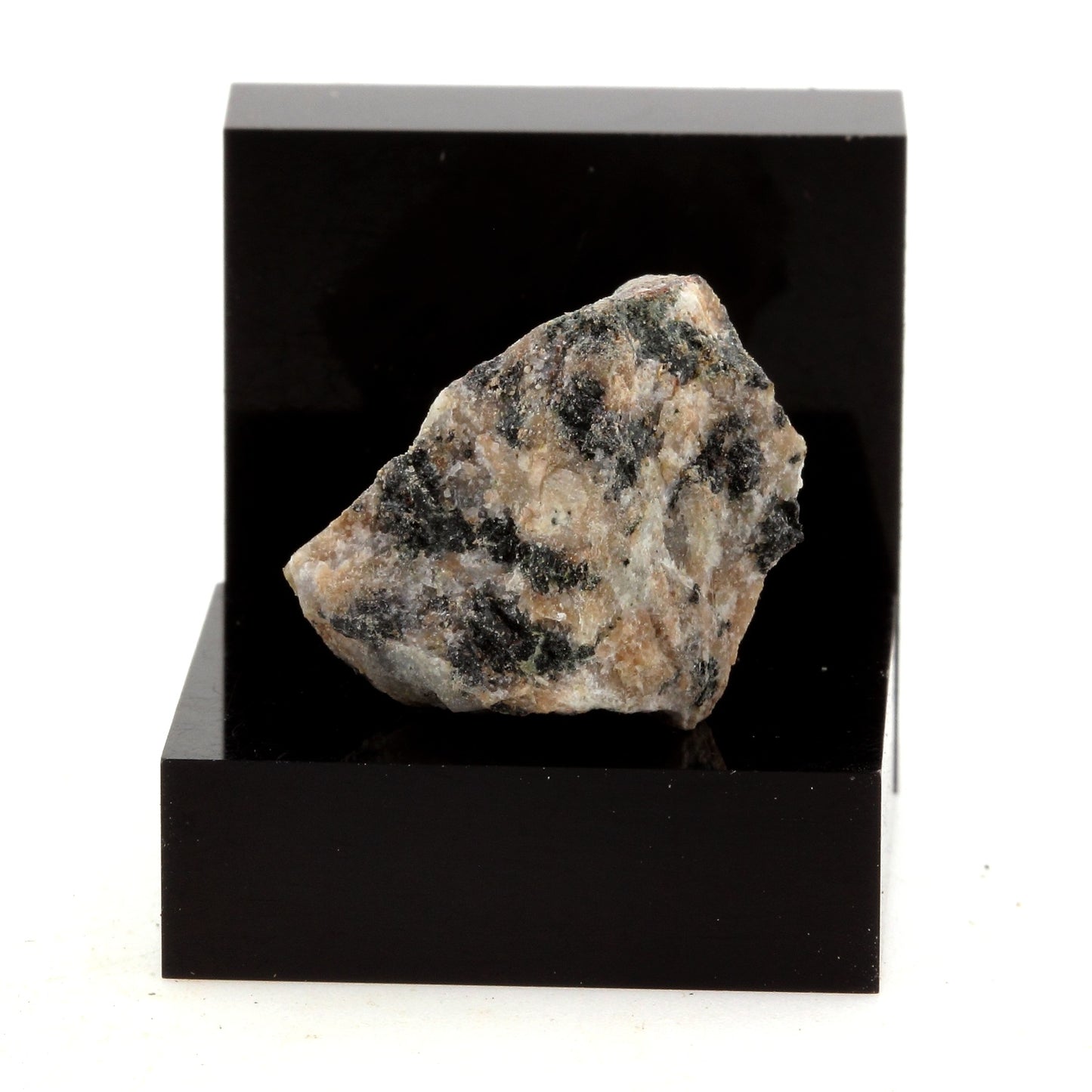 Augen gneiss. 37.65 carats. Oka, Québec, Canada