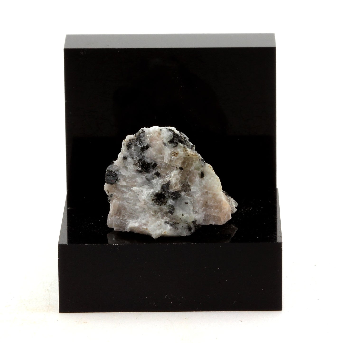 Adamellite mineral. 21.50 carats. Maine, USA