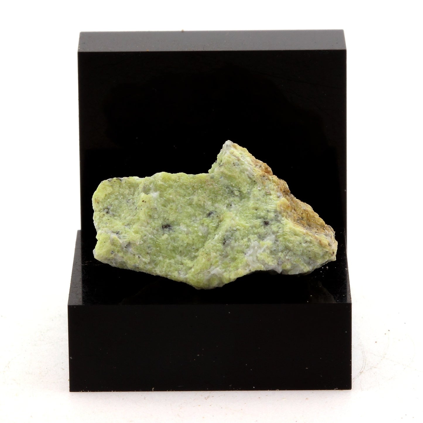 Brucite Pegmatite. 26.40 carats. Gatineau, Québec, Canada