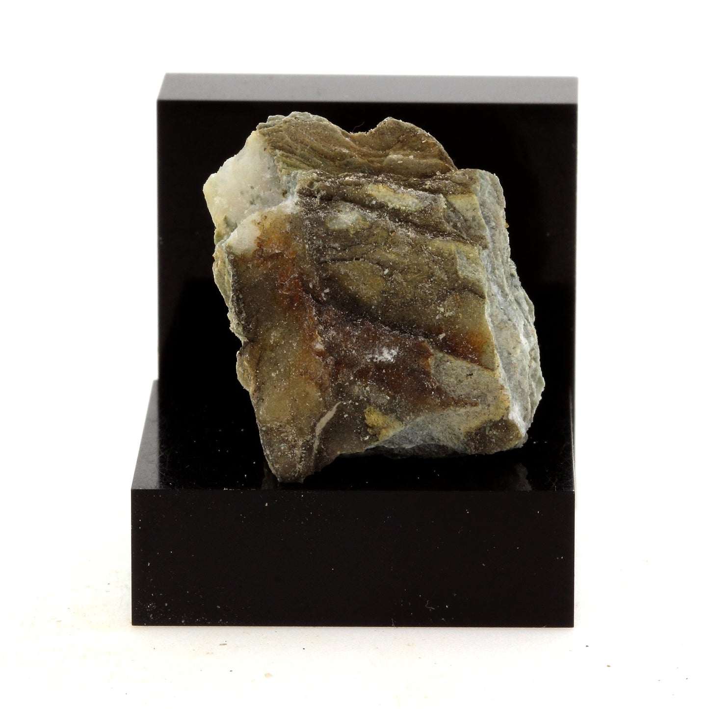 Chromitic Serpentine. 41.12 carats. Estrie, Québec, Canada