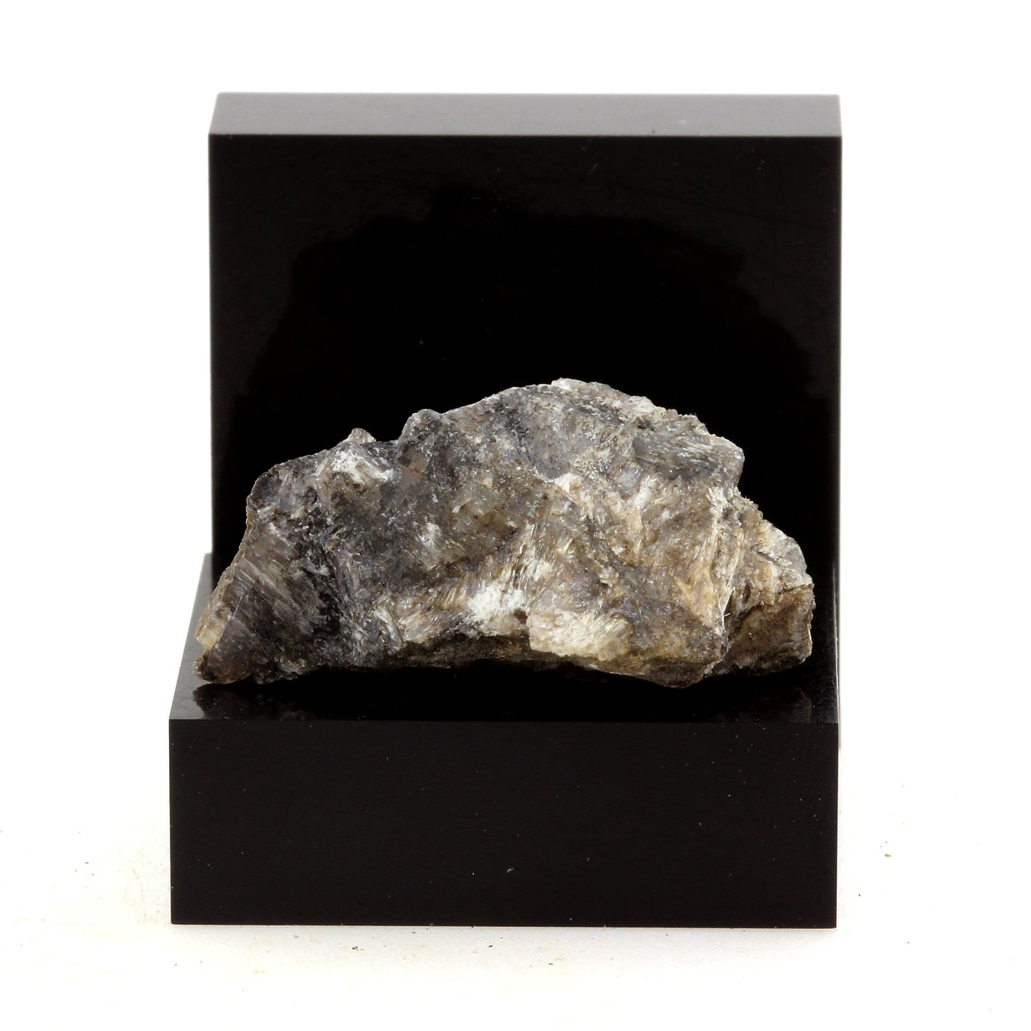 Grammatite, 32.17 carats, Montauban, Québec, Canada