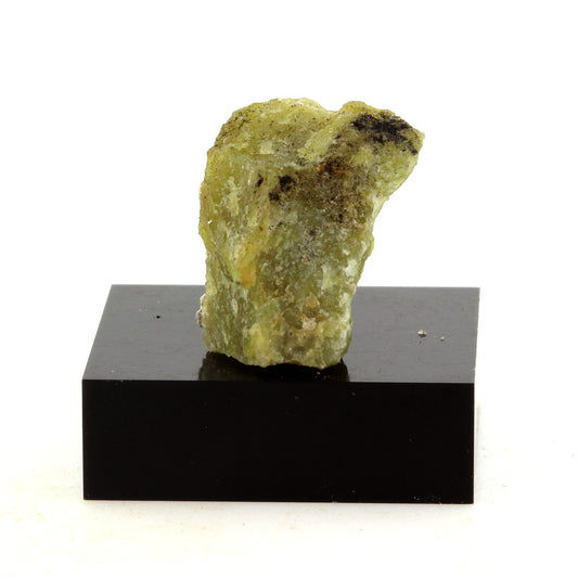 Calcite. 26.10 carats. Grenville, Québec, Canada