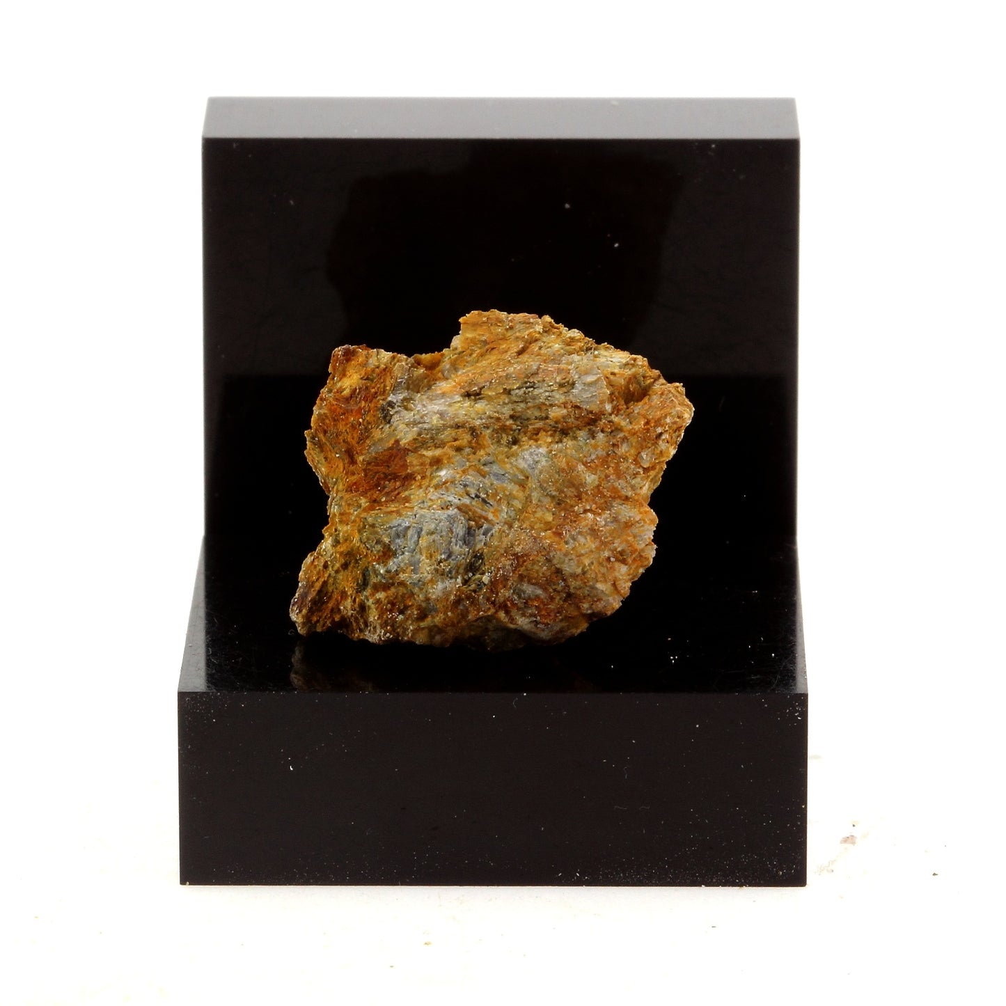 Carpholite. 19.86 carats. Montauban, Québec, Canada