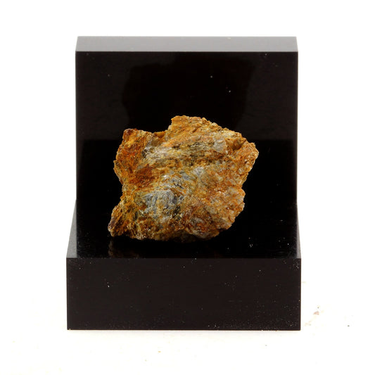 Carpholite. 19.86 carats. Montauban, Québec, Canada