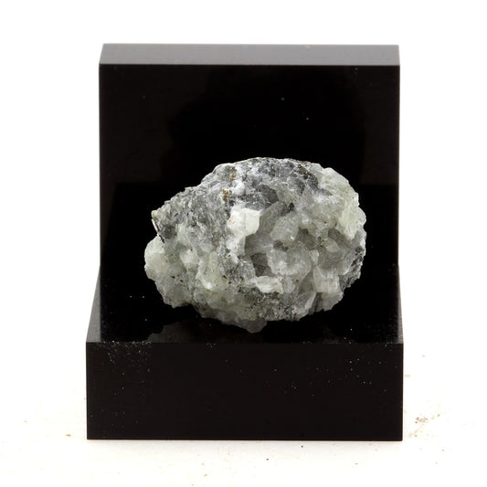 Dumortierite, 26.24 carats, Mont Saint-Hilaire, Québec, Canada