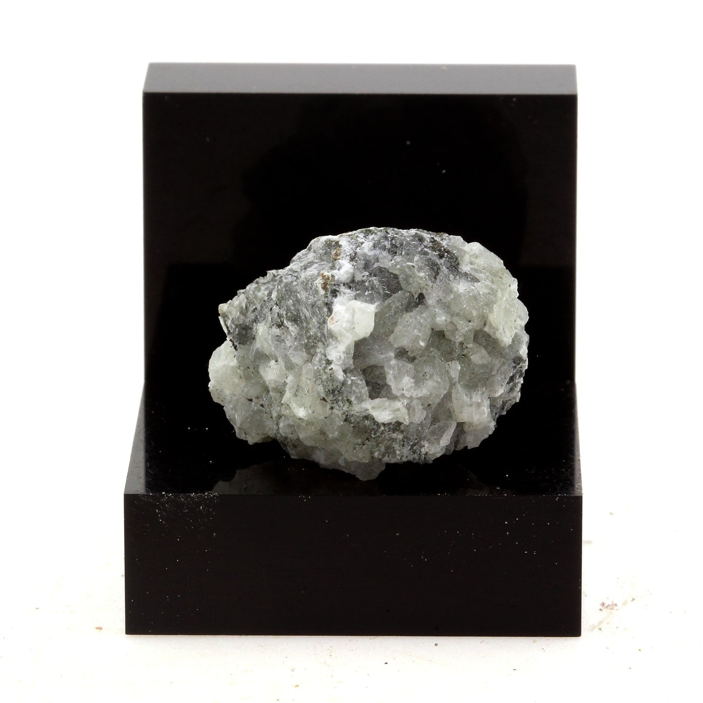 Dumortierite, 26.24 carats, Mont Saint-Hilaire, Québec, Canada