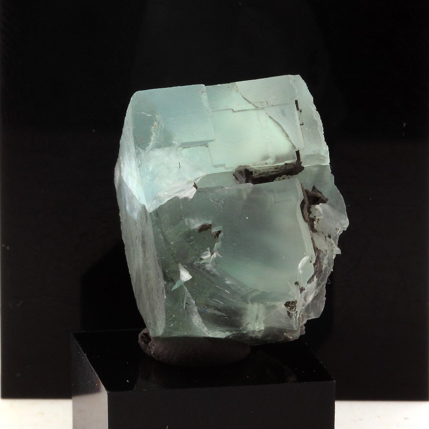 Fluorite verte. 80.5 carats. Massif des Aravis, Haute-Savoie, France