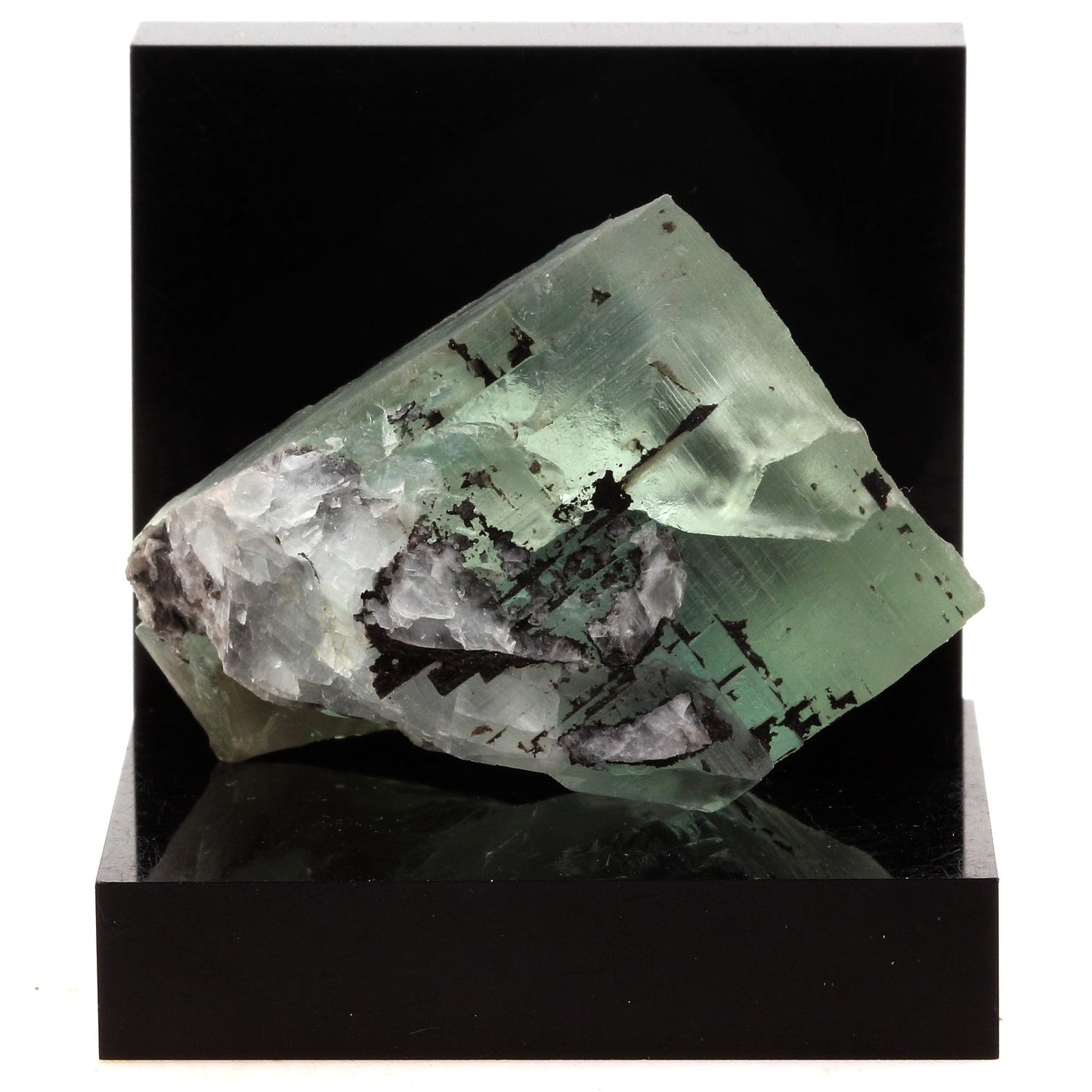 Fluorite verte, 340.6 carats. Massif des Aravis, Haute-Savoie, France