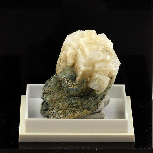 Chabazite. 81.6 carats. Miage Glacier, Massif du Mont-Blanc, Italie