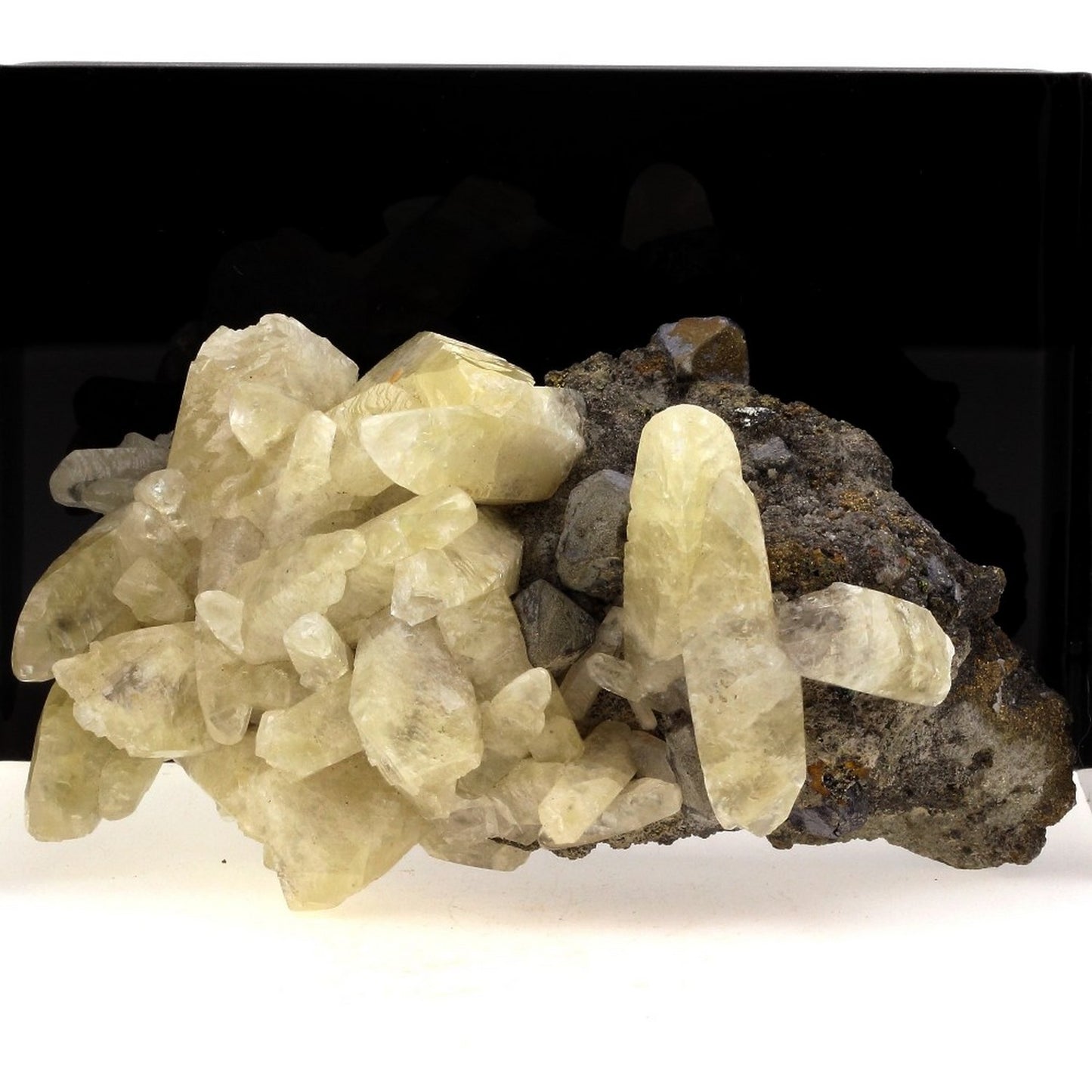 Galène + Calcite. 4150.0 carats. Joplin Field, Missouri, USA