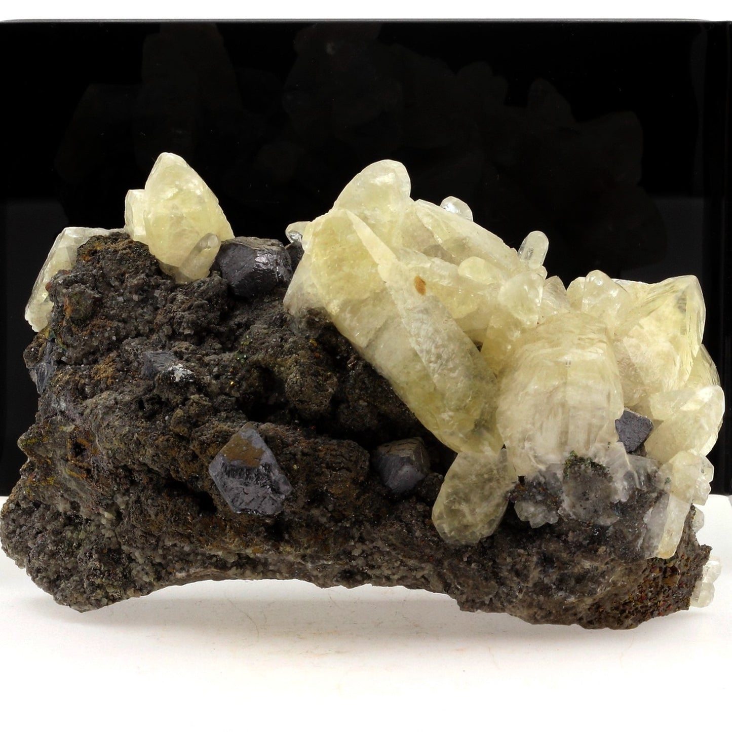 Galène + Calcite. 4150.0 carats. Joplin Field, Missouri, USA