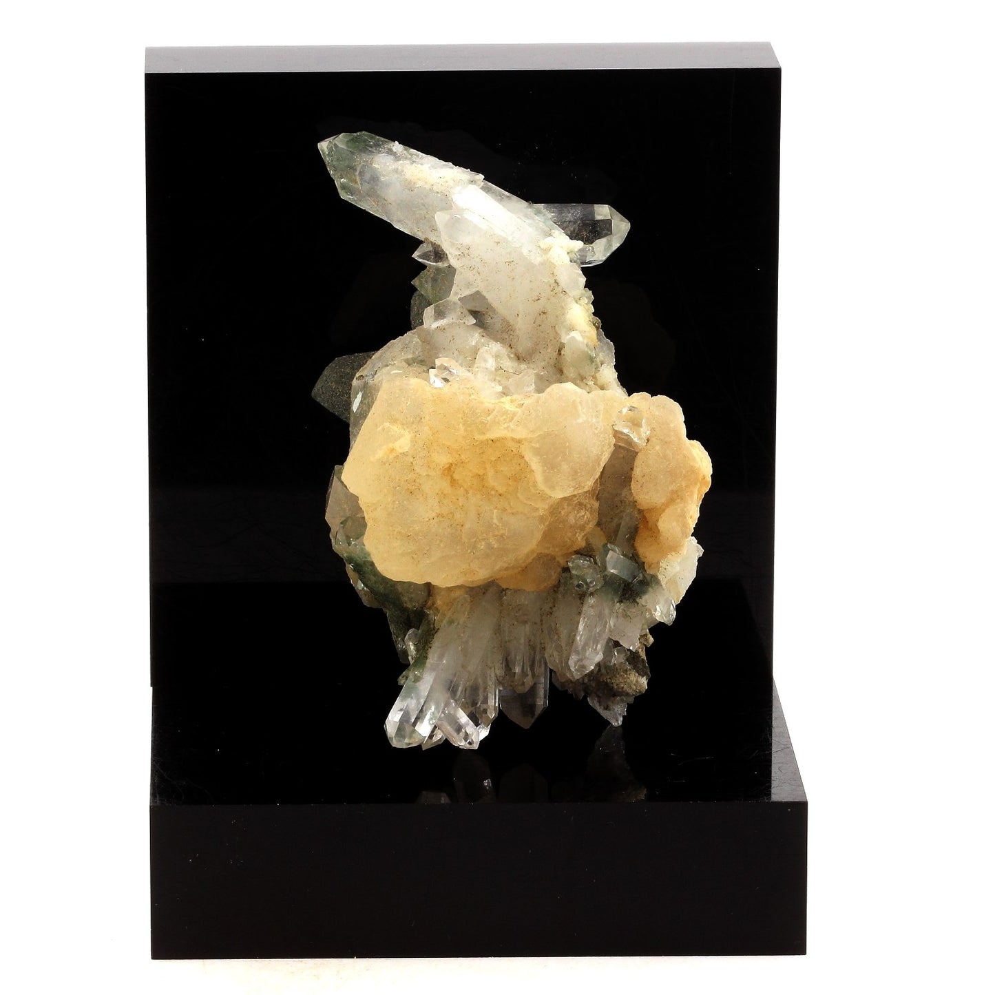 Quartz + Calcite. 571.6 carats. Massif des Grandes Rousses, France