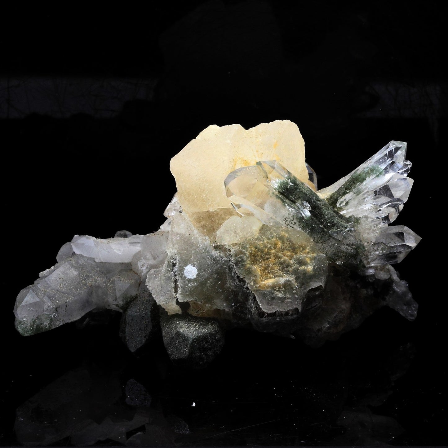 Quartz + Calcite. 571.6 carats. Massif des Grandes Rousses, France