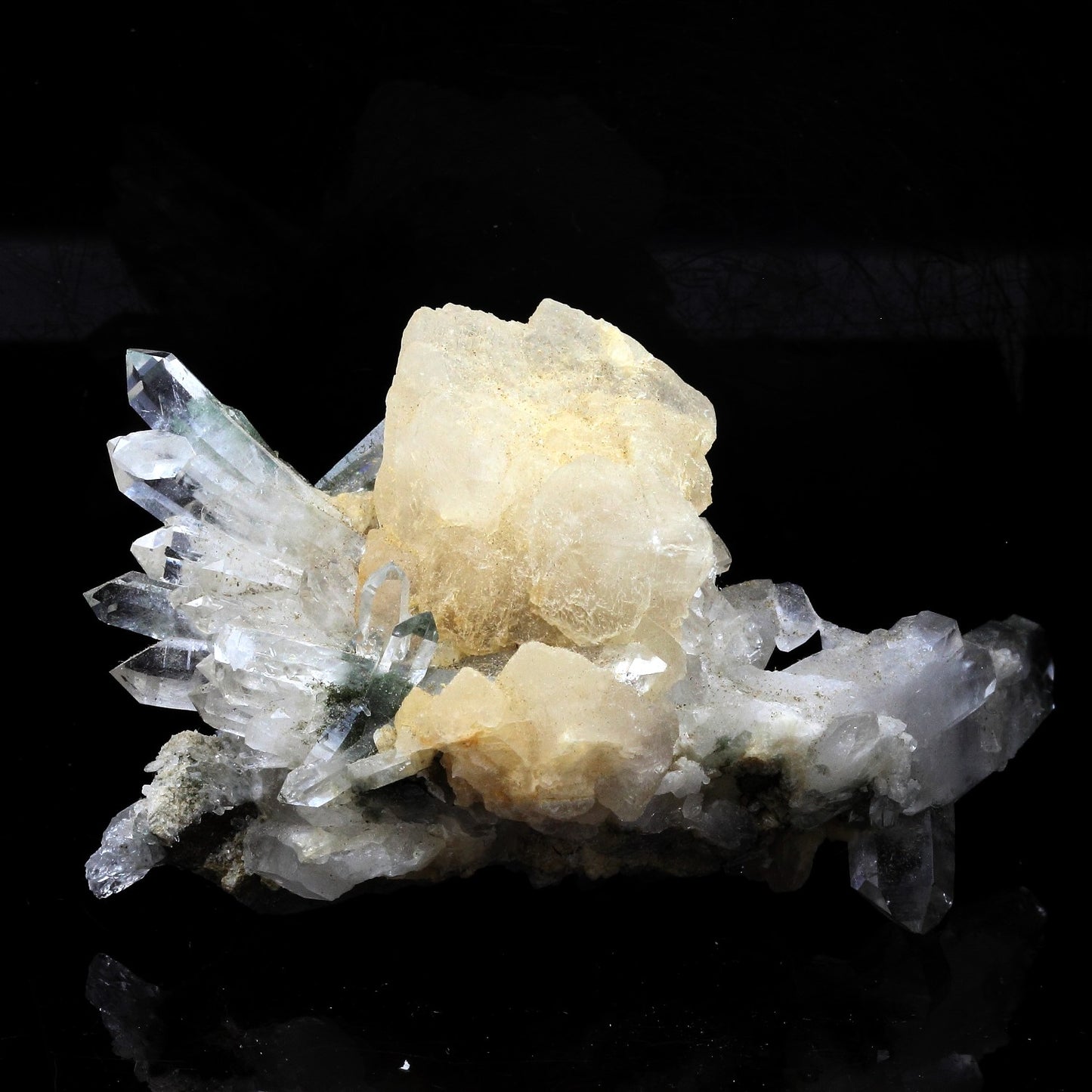 Quartz + Calcite. 571.6 carats. Massif des Grandes Rousses, France