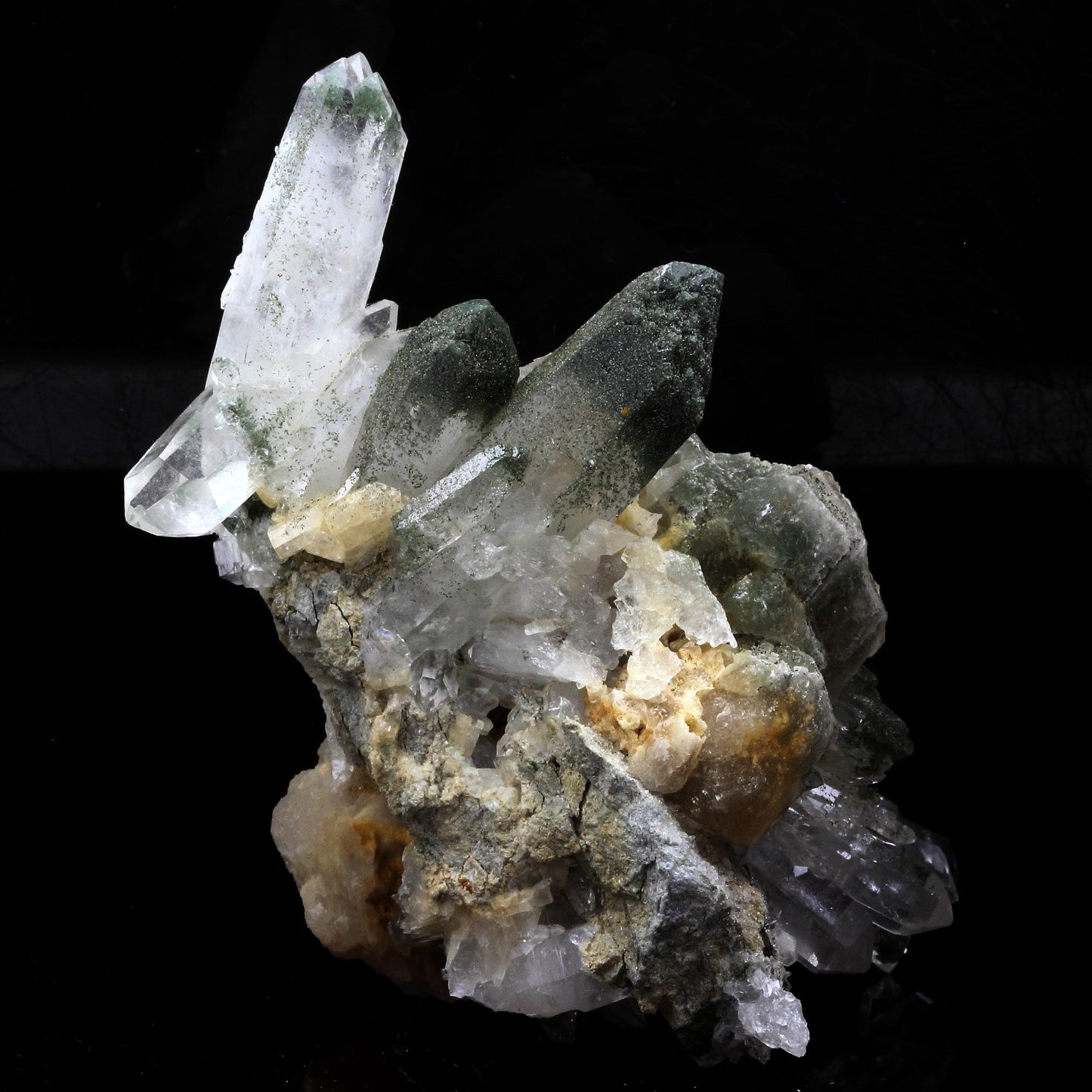 Quartz + Calcite. 571.6 carats. Massif des Grandes Rousses, France