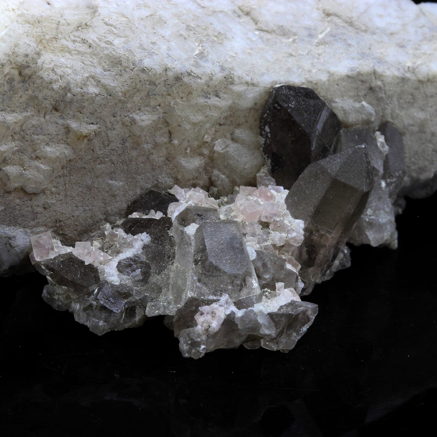 Fluorite rose + Calcite + Quartz. 187.6 carats. Massif du Mont-Blanc, France