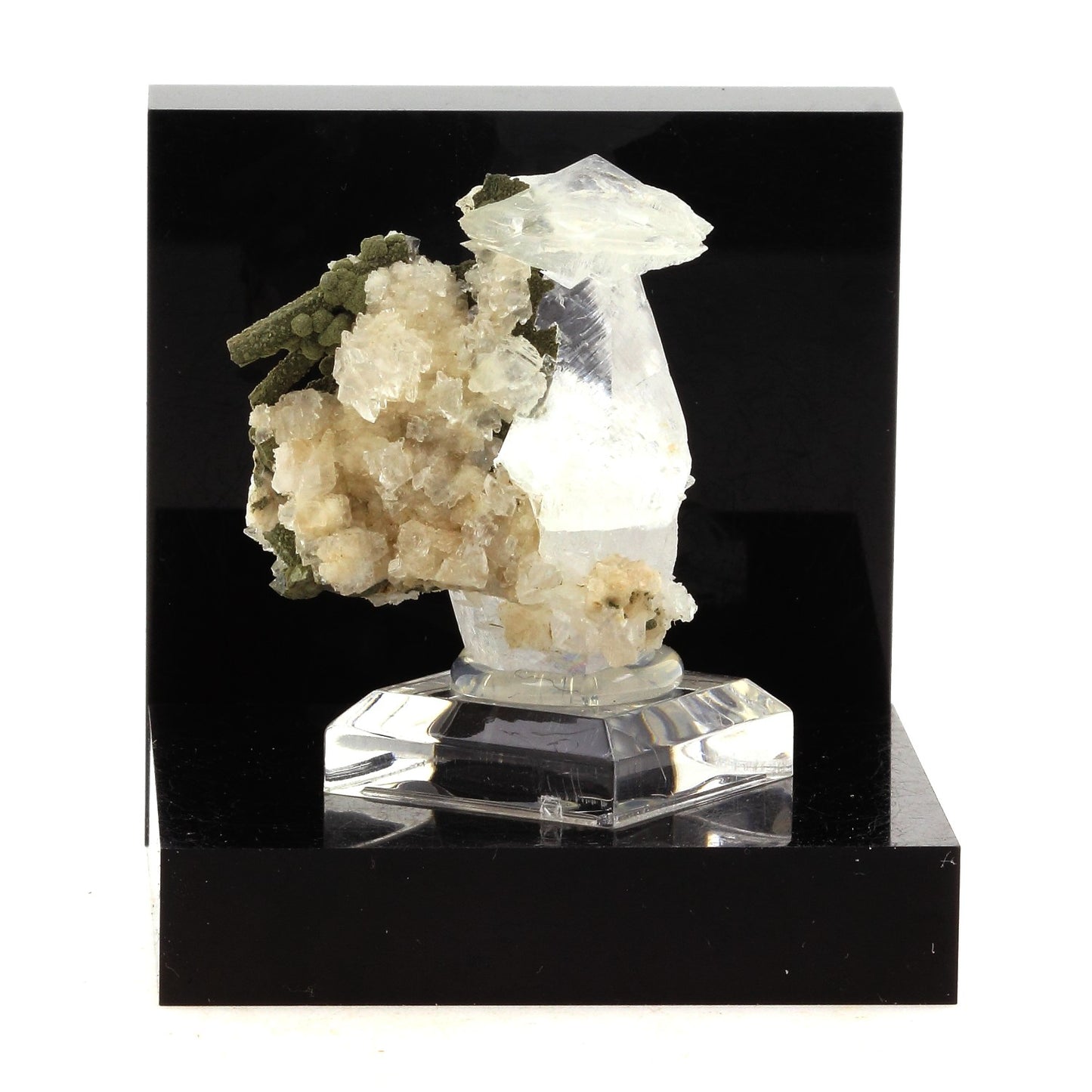Calcite. 107.2 carats. Nikolaevskiy Mine, Dal'negorsk, Russie