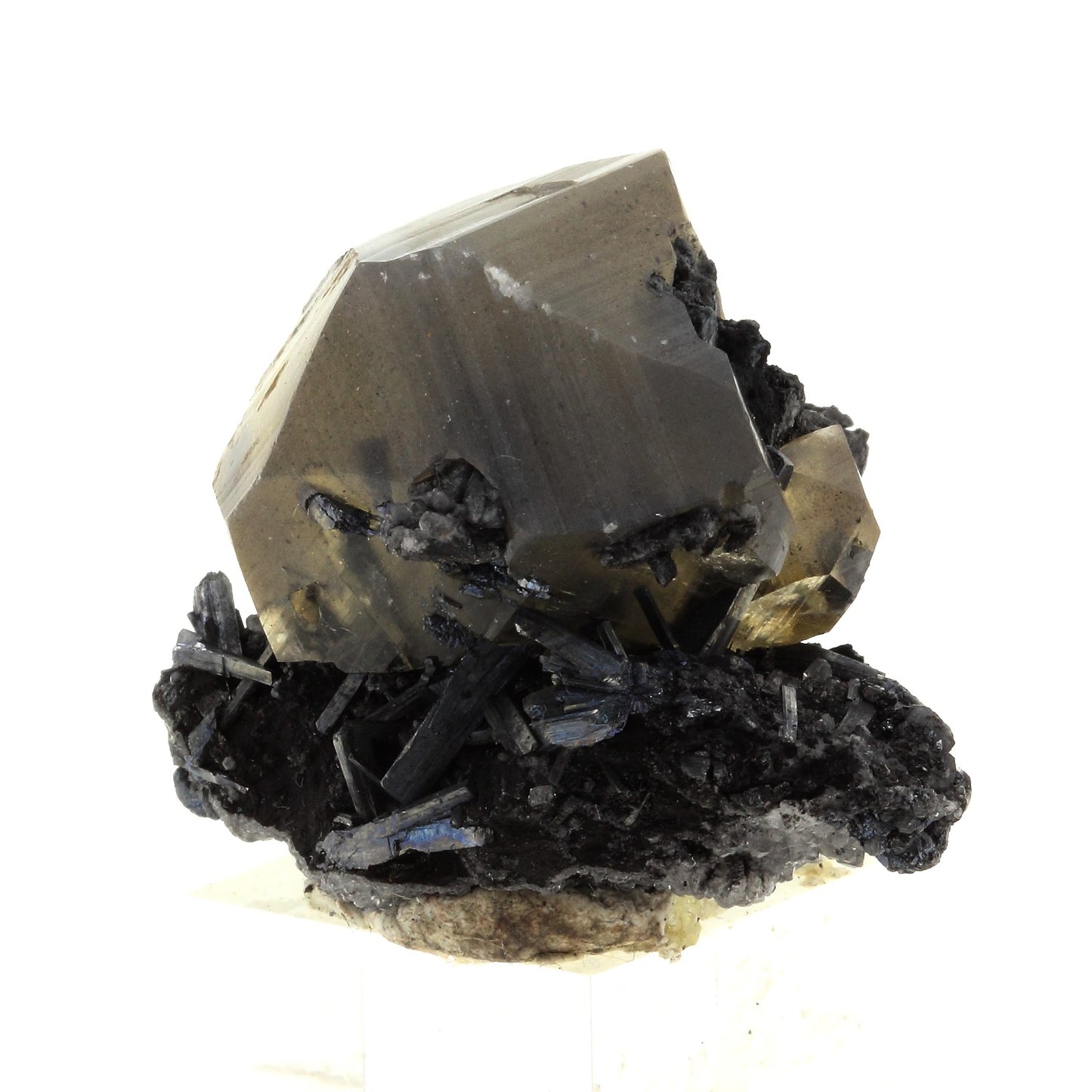 Calcite + Stibnite. 318.2 carats. Xikuangshan Sb deposit, Hunan, Chine