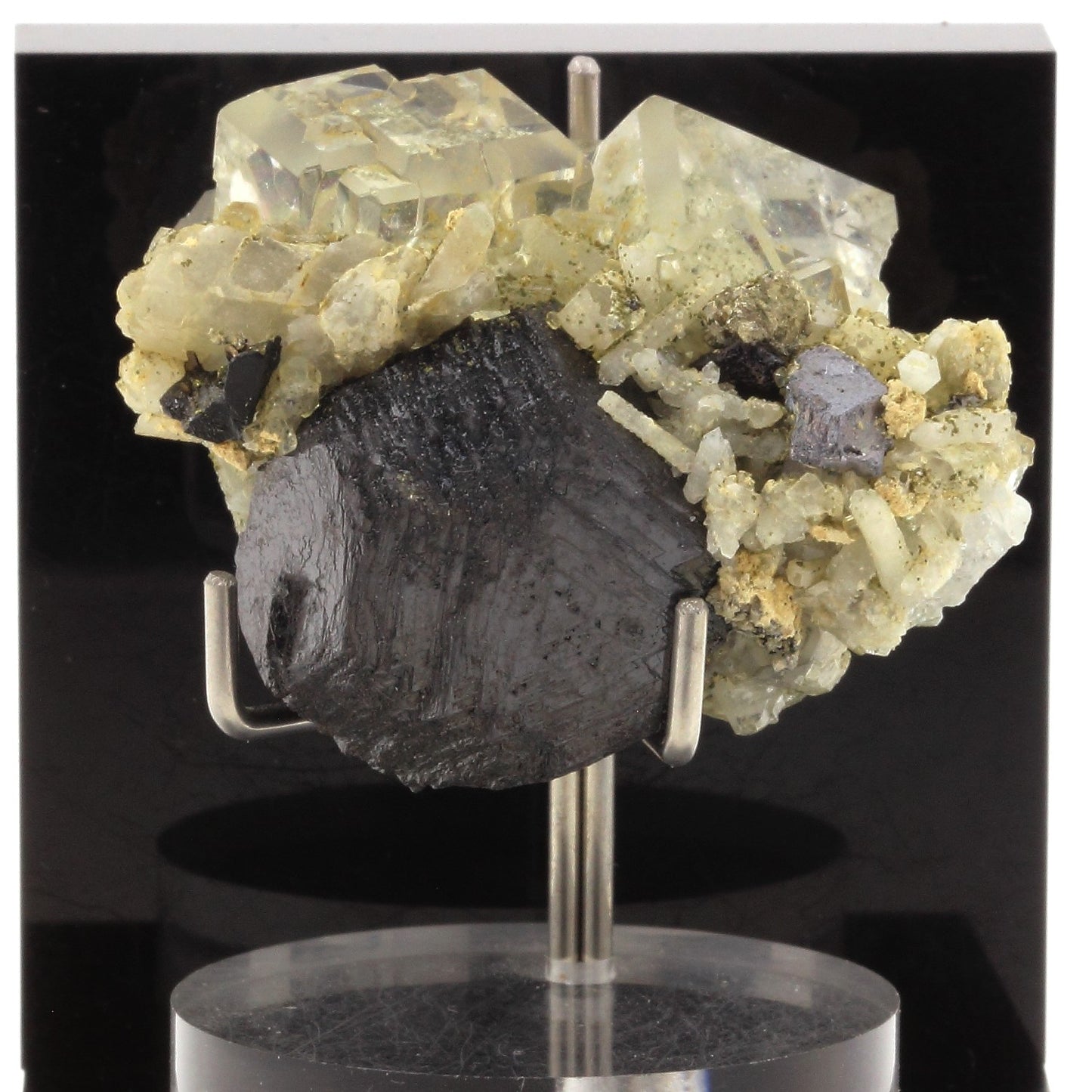 Fluorite + Sphalerite. 114.4 carats. Nikolaevskiy Mine, Dal'negorsk, Russie