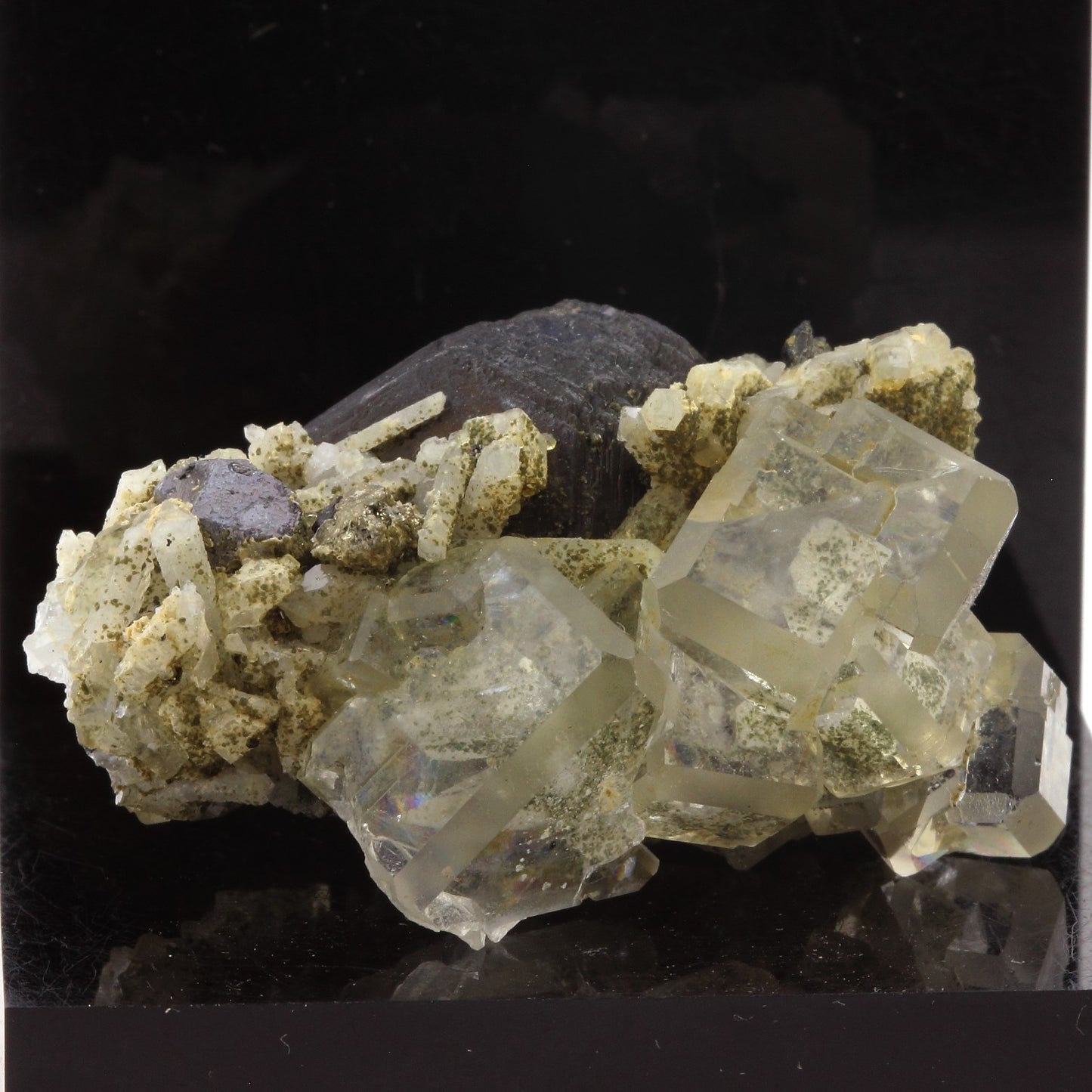 Fluorite + Sphalerite. 114.4 carats. Nikolaevskiy Mine, Dal'negorsk, Russie