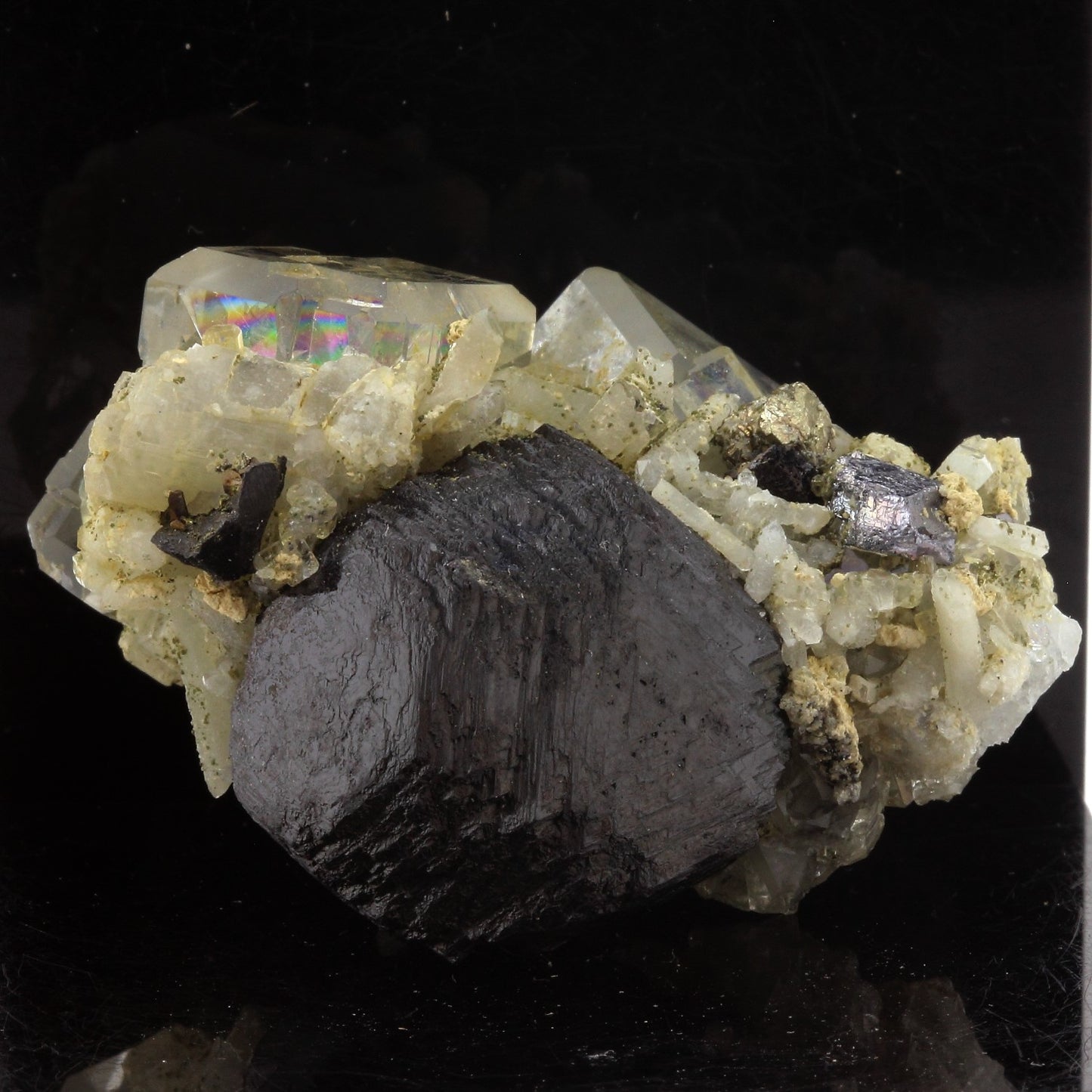 Fluorite + Sphalerite. 114.4 carats. Nikolaevskiy Mine, Dal'negorsk, Russie