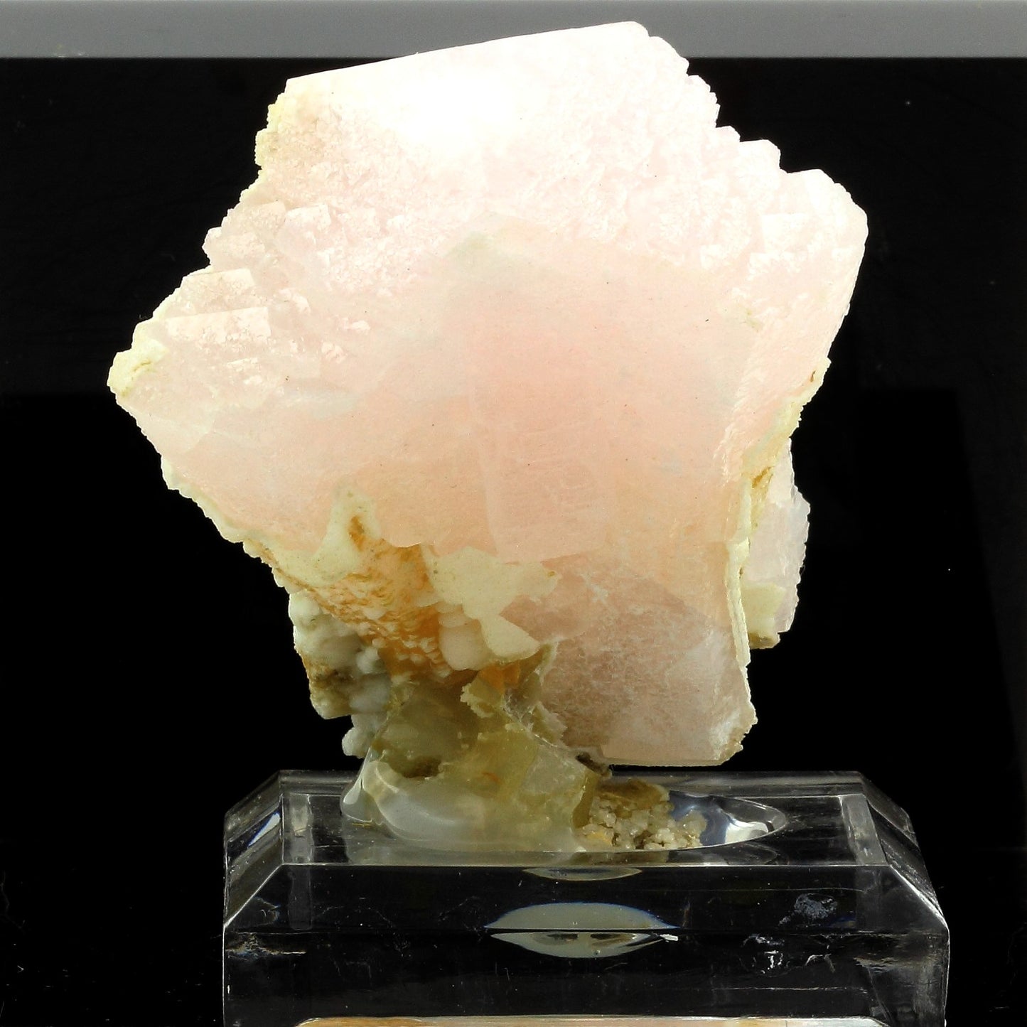 Calcite. 868.3 carats. 2nd Sovetskii Mine, Dalnegorsk, Russie