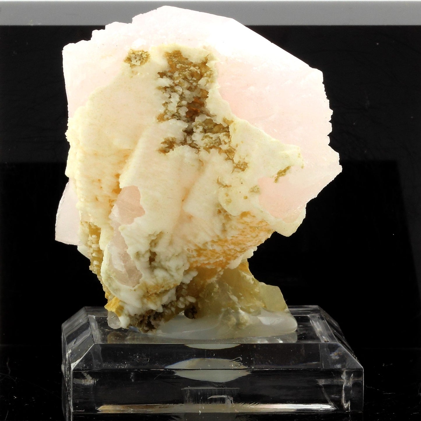Calcite. 868.3 carats. 2nd Sovetskii Mine, Dalnegorsk, Russie
