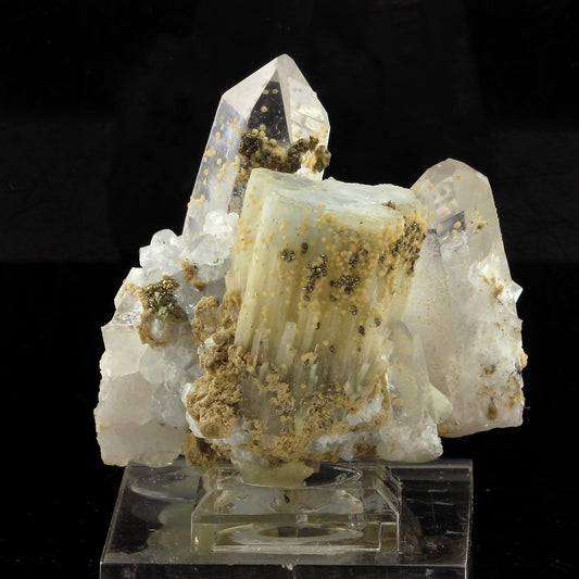 Quartz, Apatite, Wolframite, Pyrite. 772.8 carats. Sapo mine, Minas Gerais, Brésil