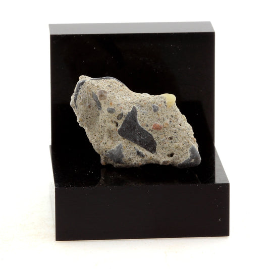 Conglomerate. 15.36 carats. Grenville, Québec, Canada