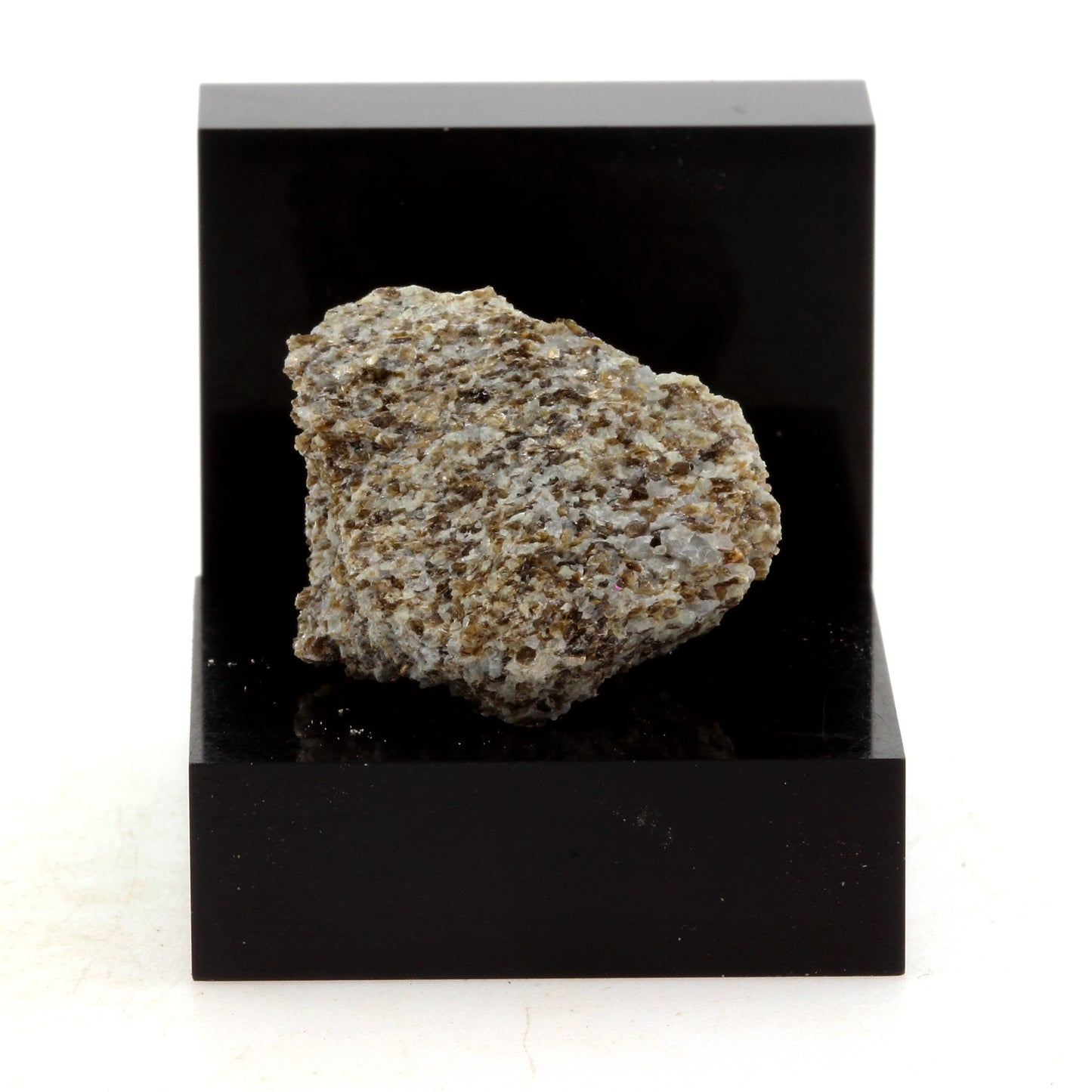 Alurgite. 31.82 carats. Kilmar, Québec, Canada