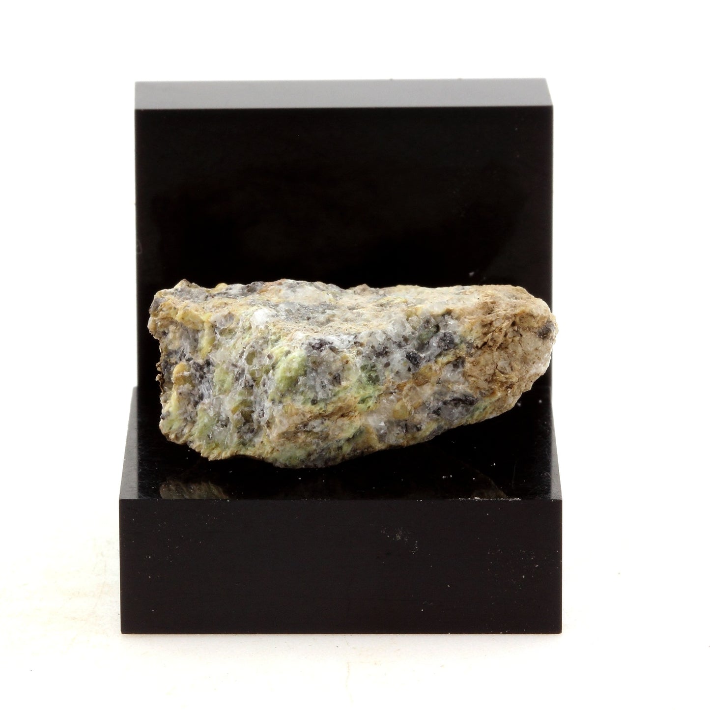 Cipolin. 41.19 carats. Estrie, Québec, Canada